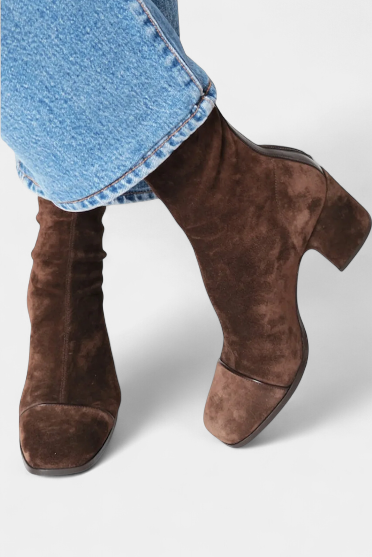 Diana Contemporary Chunky Heel Boots with Classic Design